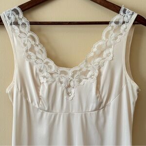 Vintage| 80s Feminine Silky Cream Lace Trim Midi Chemise Slip Sz M